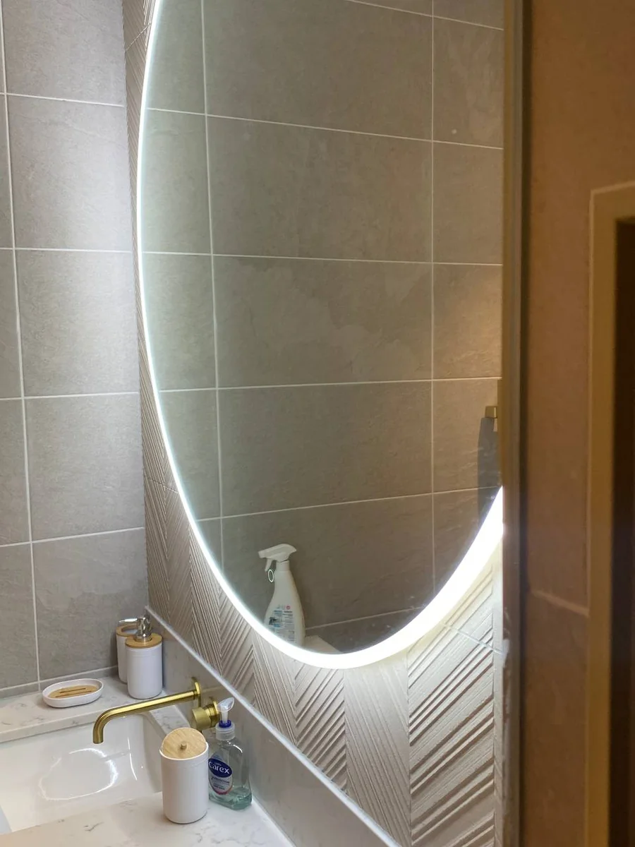 Round LED bathroom mirror, clear and streak-free after glass cleaning