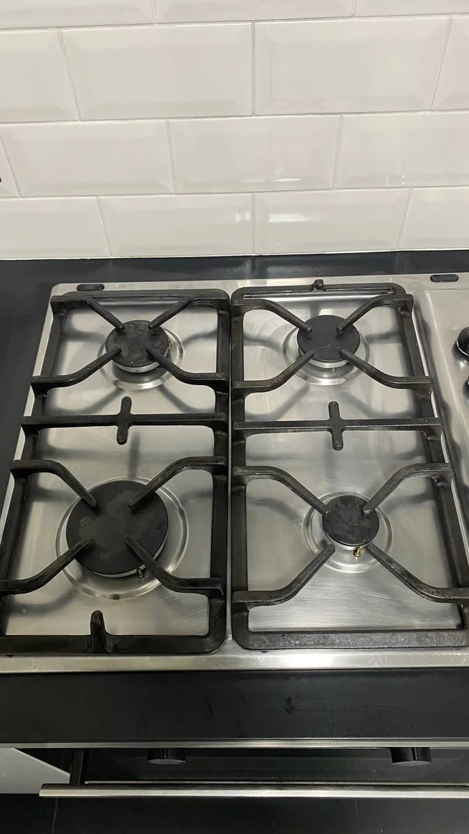 Gas hob and pan supports clean after kitchen cleaning